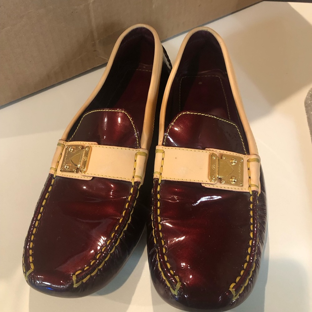 100% Authentic Louis Vuitton Vernis Loafers 2005 (Used)